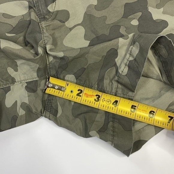 Eddie Bauer Green Camo Shorts Size 2 - Picture 5 of 7